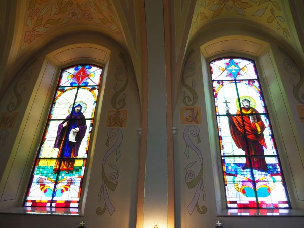 kościółek jest "bardzo skromny", prosty w bryle - ale dziś stanowi "perełkę", jest pięknie odrestaurowany, nowe blachy, tynki, posadzki, witraże - to wielce cie