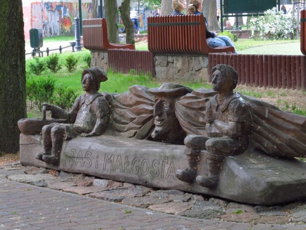 Park Tysiąclecia w Chojnicach - Jaś i Małgosia odpoczywają na ławeczce w parku