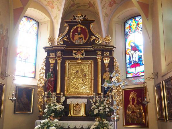 w ołtarzu głównym : obraz / zastawa cudownego obrazu. Pozwolę sobie pouczyć, iż gdyby kościół był otwarty, bo np. sprzątanie, wietrzenie lub czas między nabożeń