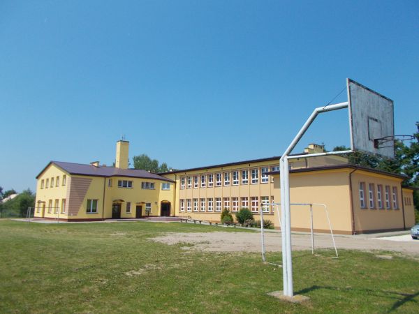 Nasza odnowiona ukochana szkoła . A zwolennicy łaciny napiszą - "Adulescentia est tempus discendi, sed nulla aetas sera est ad discendum"  " Młodość jest czasem