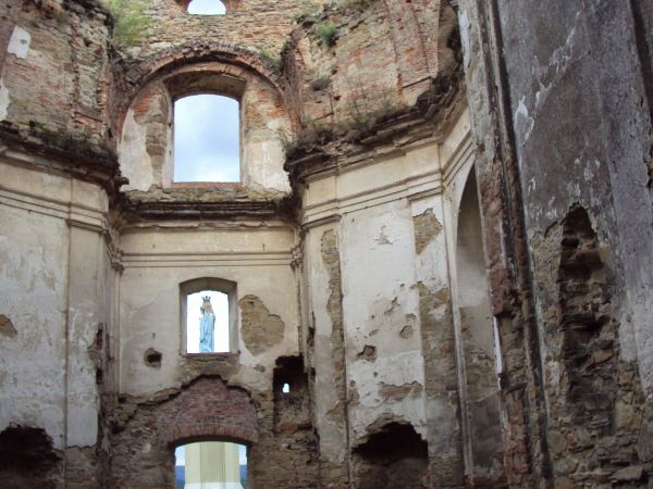 kościół z nietypową ośmioboczną nawą - tzw. ruina stała, chociaż prace trwają na murach klasztornych i wiele wokół, ale to ogromny kompleks i tam foresterium, c