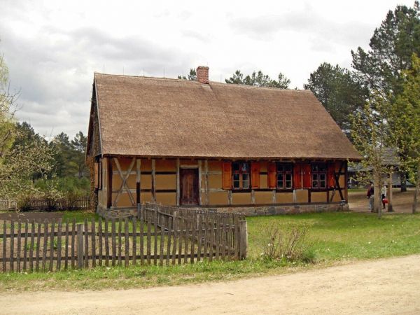 szkoła z Więckowych - wybudowana w latach 50-tych XIX w. o szkieletowej konstrukcji ścian. Wnętrze wg typowego, ówczesnego projektu, podzielone na dużą izbę lek