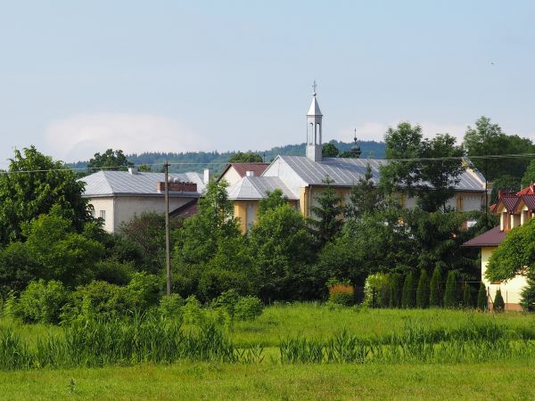 kaplica Zgromadzenia Sióstr Felicjanek  - opiekujących się przewlekle chorymi dziećmi i chorą dorosłą młodzieżą, po lewej i w głębi obiekty Domu Pomocy, dalej -
