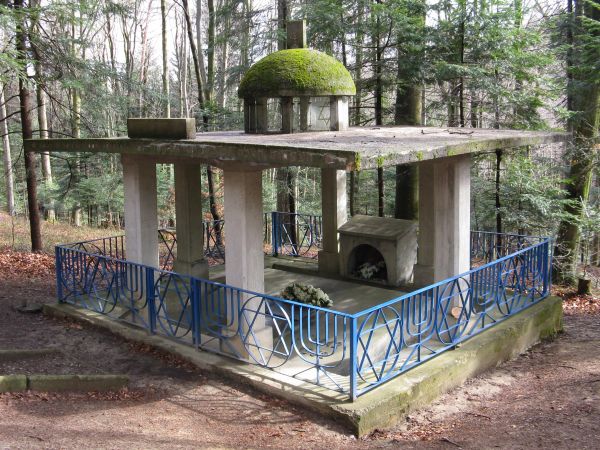 Mauzoleum - zbiorowa mogiła 1400 Żydów rozstrzelanych przez hitlerowców w 1942 roku.