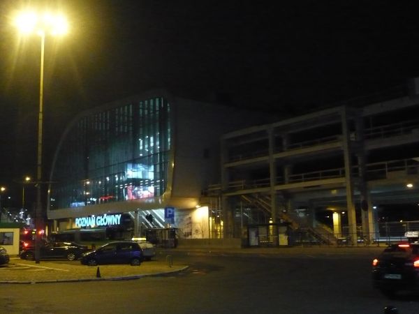 Bryła nowego dworca PKP widziany od strony starego dworca PKP wieczorem.