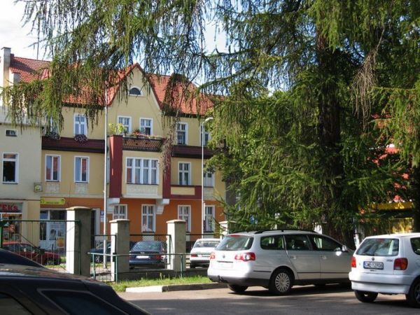 Ulica Zwyciestwa widziana z terenu szpitala. Stara kamienica w nowej szacie.