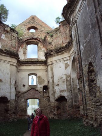 kościół z nietypową ośmioboczną nawą - tzw. ruina stała, chociaż prace trwają na murach klasztornych i wiele wokół, ale to ogromny kompleks i tam foresterium, c