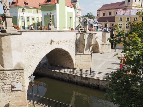 most św. Jana - ma kamienne balustrady, na których umieszczone są po obu stronach barokowe figury wotywne - tu jest ich 6.