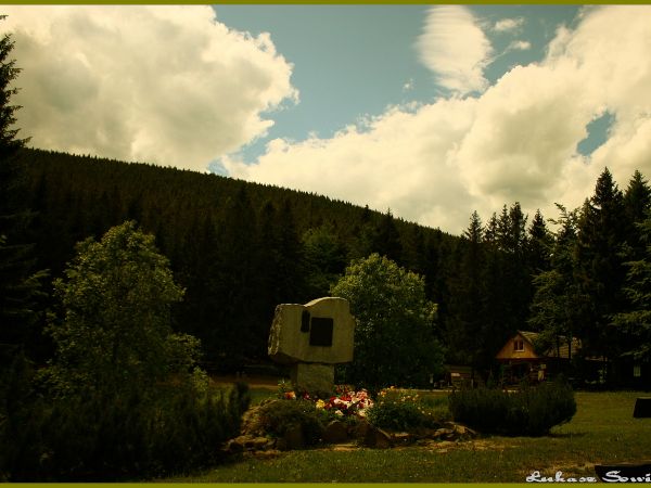 Przełęcz Krowiarki najczęściej z tąd rozpoczyna się wycieczka na Babią Górę. Na przełęczy znajduje sie pomnik postawiony Janowi Pawłowi II na pamiątkę jak budow