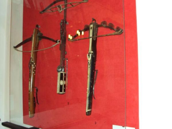 kusze - prezentowane w bogatej ekspozycji militarnej.