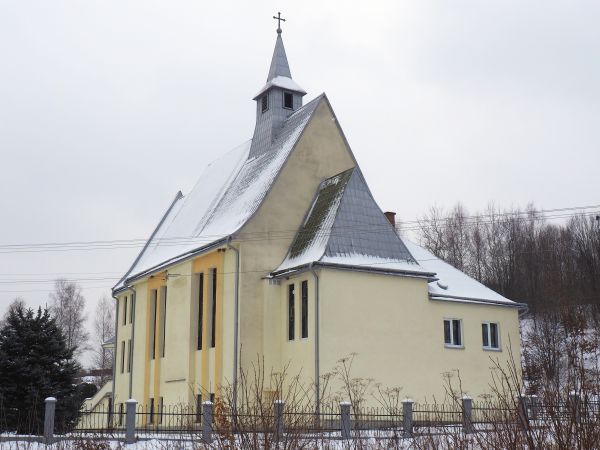 we wsi - "od zawsze" - zdecydowaną większość stanowili wierni obrządku łacińskiego, no ale do kościołów było daleko - do Mrzygłodu, Lisznej przez San lub do kap