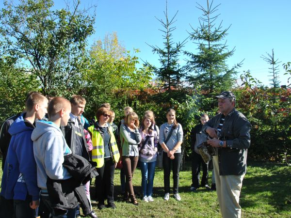 Wizyta młodzieży w pasiece