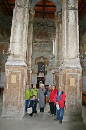 potężne filary - tam bima była, widzimy też rozciągnięte pręty a na nich są zawieszone żyrandole a niegdyś w żydowskich dzielnicach czy też  w miasteczkach stos