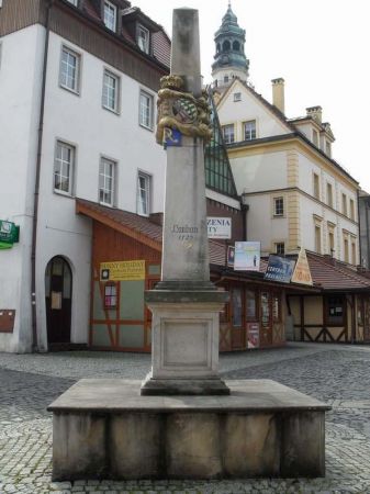 Rynek, słup pocztowy /replika/