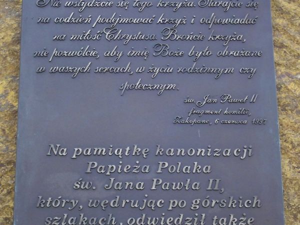 na postumencie "Krzyża Papieskiego" - na wieczną cześć i pamiątkę ! - młodzi będą dorastać i pewnie wspomną nie raz młodszym / dzieciom a wnukom później - mieli