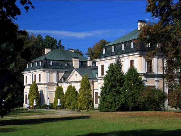 Zespół pałacowo - parkowy rodziny Czartoryskich .