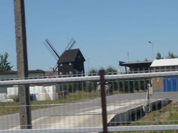 Widok na stary wiatrak z 1878r.