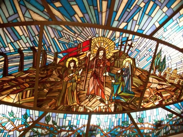 Jeden z witraży Bazyliki w piwnicy