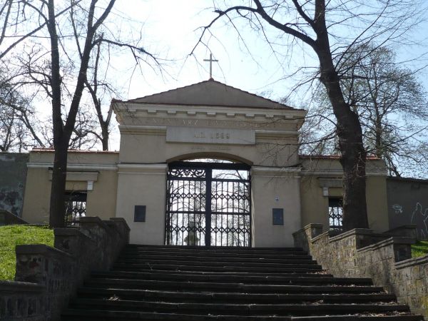 Kalisz posiada wiele zabytków ale mniej odwiedzane a godne uwagi są stare cmentarze na zdjęciu brama wejściowa na cmentarz Ewangelicki z końca XVIII w i początk