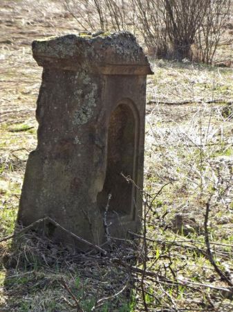 kamienny postument krzyża - może na rozstajach dróg do wsi - dziś często nie istniejących.