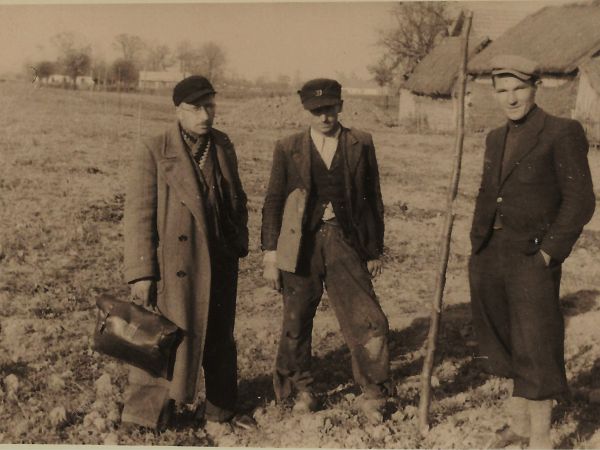 Strzelce Wielkie lata40.Na mocy reformy rolnej z 6 wrzesnia 1944r ziemia zostala częściowo dzielona między chłopów,częściowo przejęta przez państwo.Reforma nie