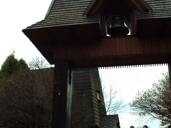 w bramie parkanu okalającego teren przykościelny.