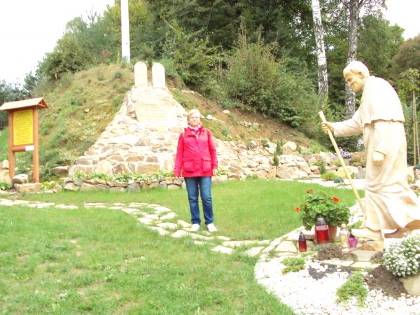 przy drodze na wzgórze klasztorne są Tablice Dekalogu i pomnik papieski oraz plansza ze wspomnieniem pobytu i cytowane motto : "Piękno tej ziemi skłania mnie do