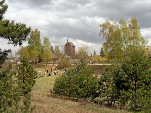 Plac różnych zabaw i zawodów na terenie skansenu