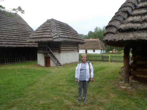 pośród obiektów skansenu.