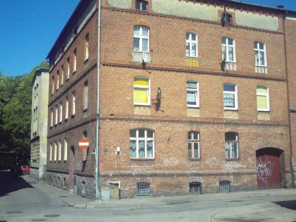 Róg ul. Kasprzaka i M.Skłodowskiej-Curie.
Przedwojenny Skład Farb. Lawrenca.