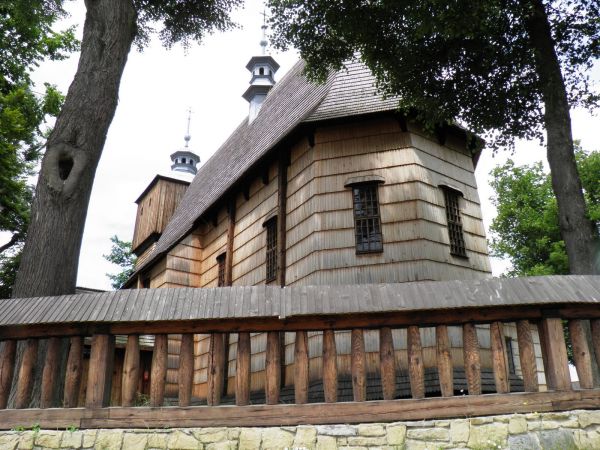 Unikatowy w skali światowej zespół kościelno-plebański .  Drewniany kościół parafialny pw. Wszystkich Świętych powstał w XV lub XVI  wieku . Umieszczony na liśc