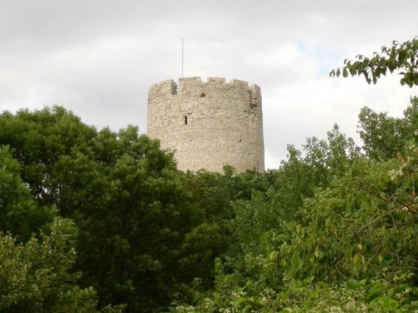Wieza straznicza - baszta. Powstala w XIII wieku, wys. 20 m., srednica 10 m.