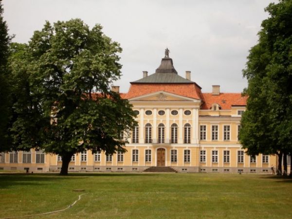 Rogalin - pałac Raczyńskich - 

http://rogalin.eu/Palac_w_Rogalinie.htm