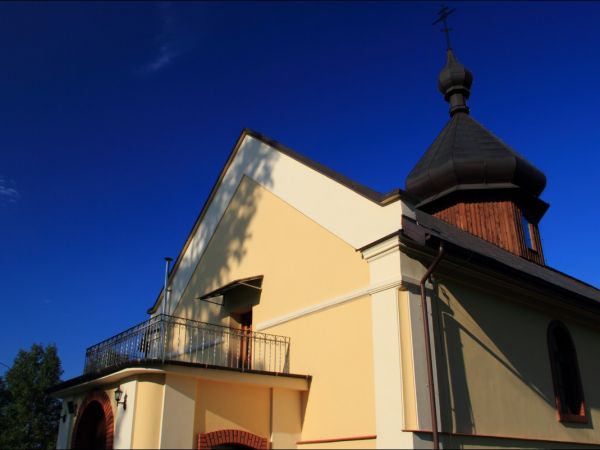 Murowana parafialna cerkiew greckokatolicka św. Michała Archanioła w Olszanach . Cerkiew została zbudowana w 1924, w miejscu wcześniejszej murowanej cerkwi, zbu