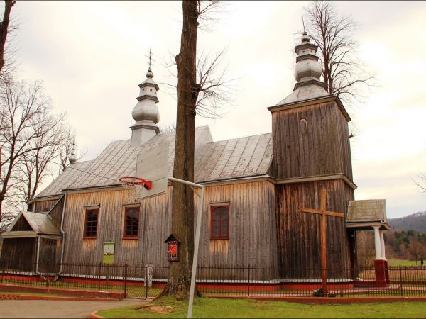 Drewniana parafialna cerkiew greckokatolicka p.w.  św. Jana Chrzciciela w Tyrawie Solnej . Cerkiew została wzniesiona w 1837 r. Po wojnie użytkowana jako kośció