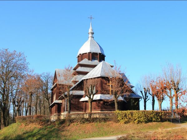 Drewniana cerkiew greckokatolicka, zbudowana w 1860 r, odnowiona w 1937 r. Obecnie jest użytkowana przez rzymskich katolików.