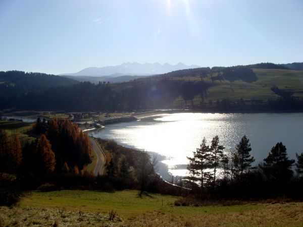 Widok na jezioro i Tatry.