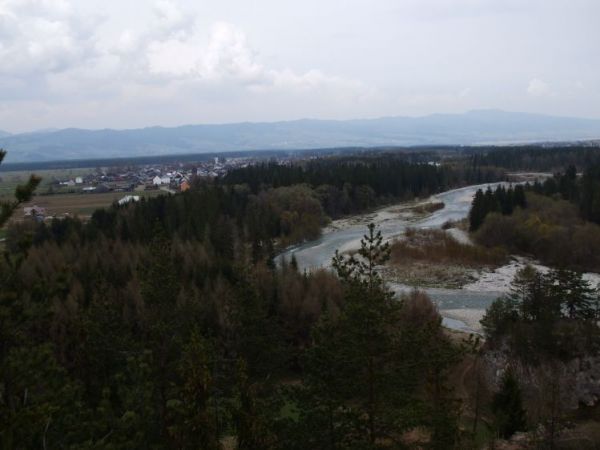 Widok z Obłazowej na Nową Białą i koryto rzeki Białki