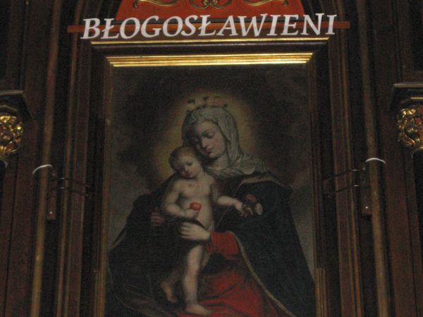 w ołtarzu głównym znajduje się Matka Boska z Dzieciątkiem trzymającym jabłko i kwiaty.