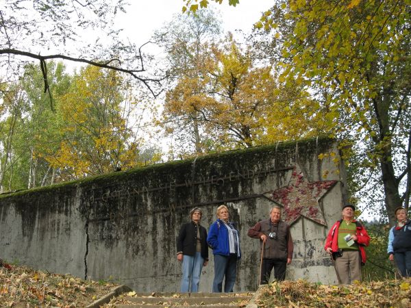 widać gwiazdę radziecką a z prętów napis - to był pomnik, miejsce pamięci -  kwiaty, wiece, wieńce, schody były - no i są ! pozostały ... jak widać, powieszone