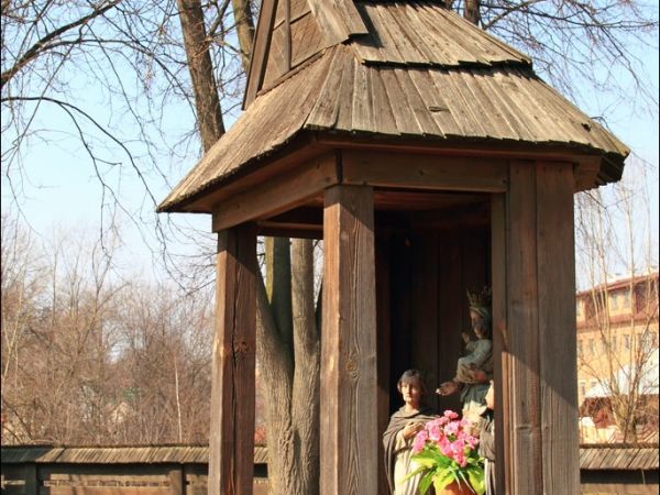 Drewniany kościół konstrukcji zrębowej pw. św. Sebastiana, wzniesiony w roku 1737. W roku 1980 był gruntownie odnawiany z całkowitą wymianą gontów. W  obrębie o