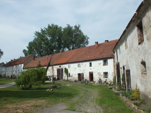 Zabudowania folwarczne przy pałacu