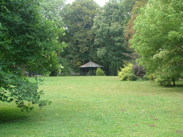 altana / pergola w parku przydworskim  /pytania były: czy Kusy z "Rancza" to tu...?/.