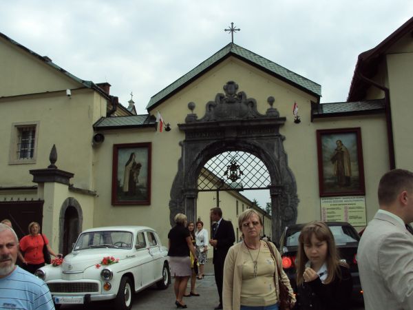 Wczesnobarokowy zespół klasztorny Karmelitów Bosych z kościołem św. Eliasza. W sanktuarium znajdują się relikwie św. Rafała Kalinowskiego - powstańca styczniowe