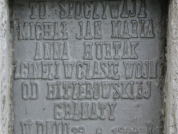 na cmentarzu greckokatolickim, przed - obok i wśród interesujących kamiennych krzyży nagrobnych, przeważnie z pocz. XX wieku.