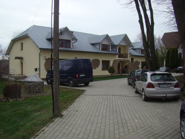 dawny dwór - do lat 80-tych XX wieku we dworze mieszkały Siostry Służebniczki ze Starej Wsi a wcześniej - od 1-szej  poł. XIX wieku dwór Kakowskich, później Jod