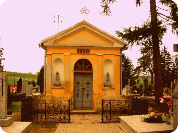 Kaplica cmentarna ufundowana przez Jabłońskich w 1850 roku. Spoczywają w niej prochy ich córki, Natalii z Jabłońskich-Gawrońskiej i jej troje dzieci.