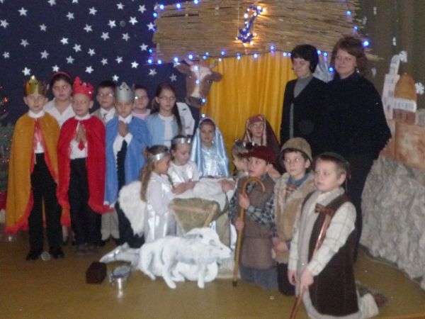 Jasełka 2 i 3 klasy w szkole w Łopiennie.