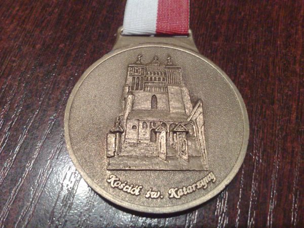 Kościół pw. Św. Katarzyny na medalu z okazji "Biegu Niepodległości"