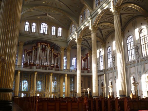 Widok Bazyliki w stronę organów i wejście główne.